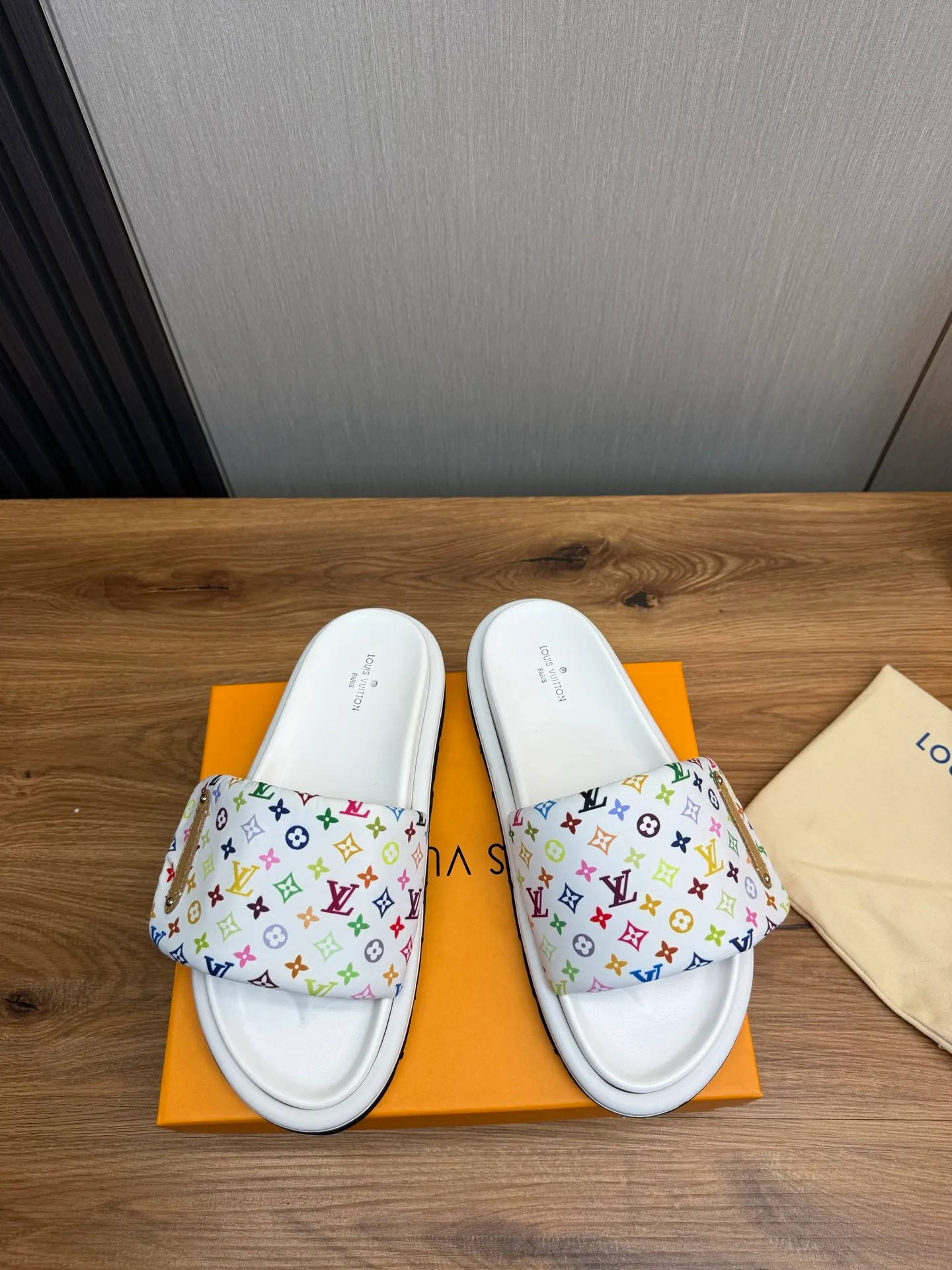 Men's shoes 💰360💰 Lv. hot selling men's slippers 🔥 🩴Official website one to one production 38-45 sizes 45 46 🉑️Customized!